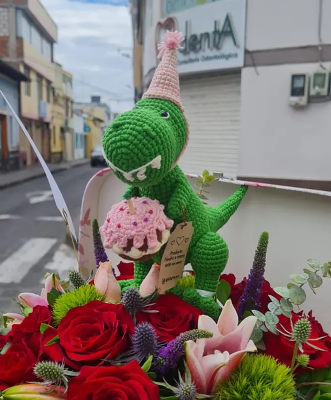 Amigurumi encima de ramos de flores foto testimonio