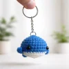 Llavero de ballena azul a crochet vista de frente