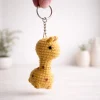 Llavero de jirafa a crochet vista de lado